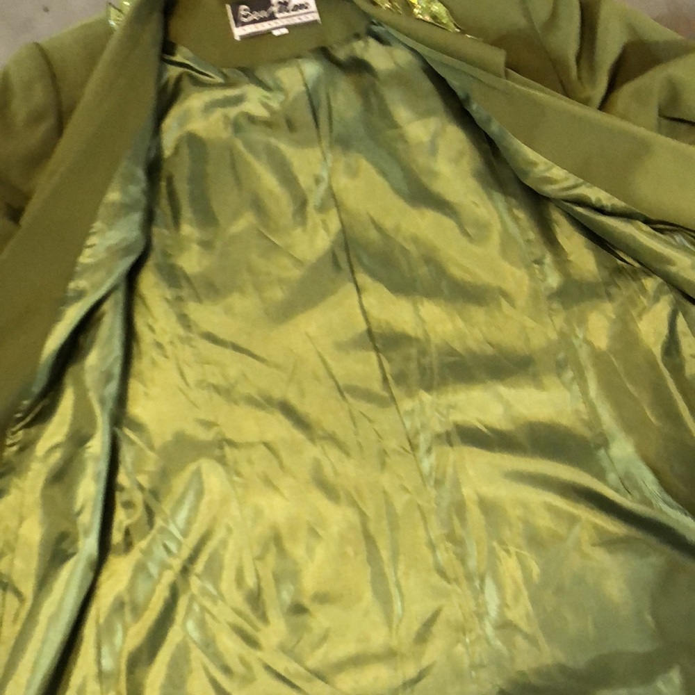 Chic Olive Green Midi Dress with Embellished Collar - Picture 12 of 16